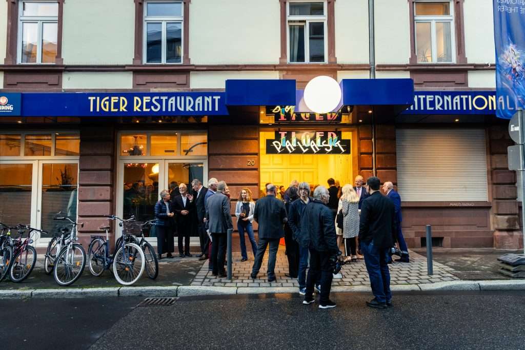 Ein Bild von der Tigerpalast-Premiere mit Gästen vor dem Tiger Restaurant.