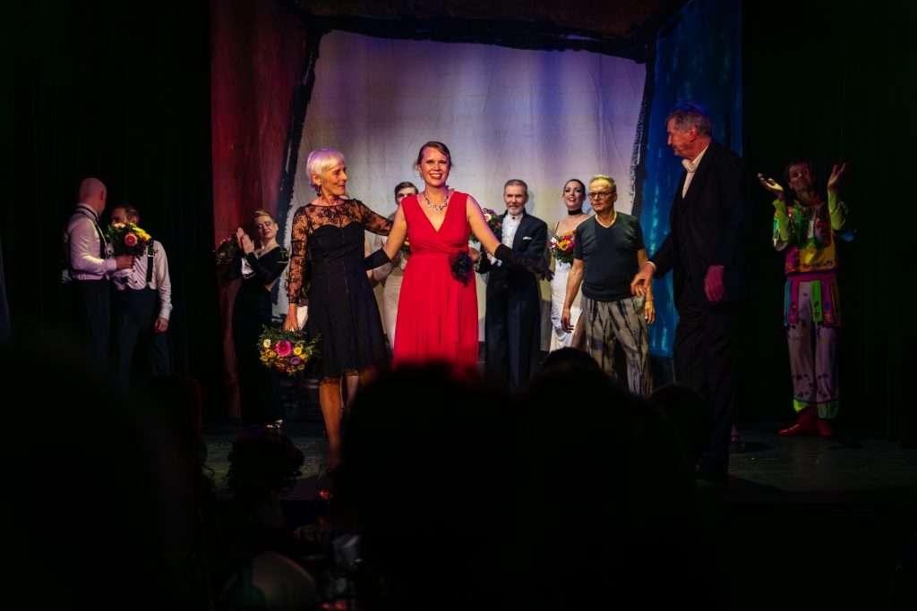 Ein Bild von der Tigerpalast-Premiere, auf dem verschiedene Künstler und das Team gemeinsam auf der Bühne stehen.
